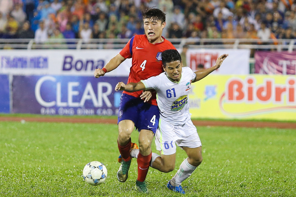 Bàn thắng ấy cũng giúp đội chủ nhà chủ động hơn trong thế trận. Tốc độ lên bóng của họ đã thực sự khiến những cầu thủ to con, chậm chạp của U19 Hàn Quốc khốn đốn. (Ảnh: Minh Chiến/Vietnam+)