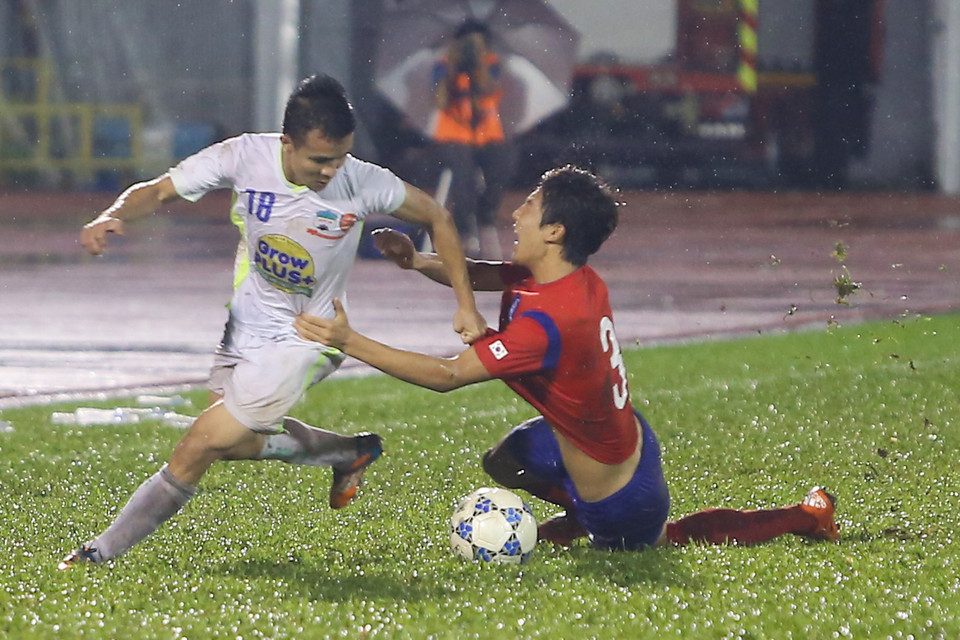 Nhưng mọi nỗ lực của họ là không đủ để ngăn cản một đối thủ nhanh hơn, kỹ thuật hơn. (Ảnh: Minh Chiến/Vietnam+)