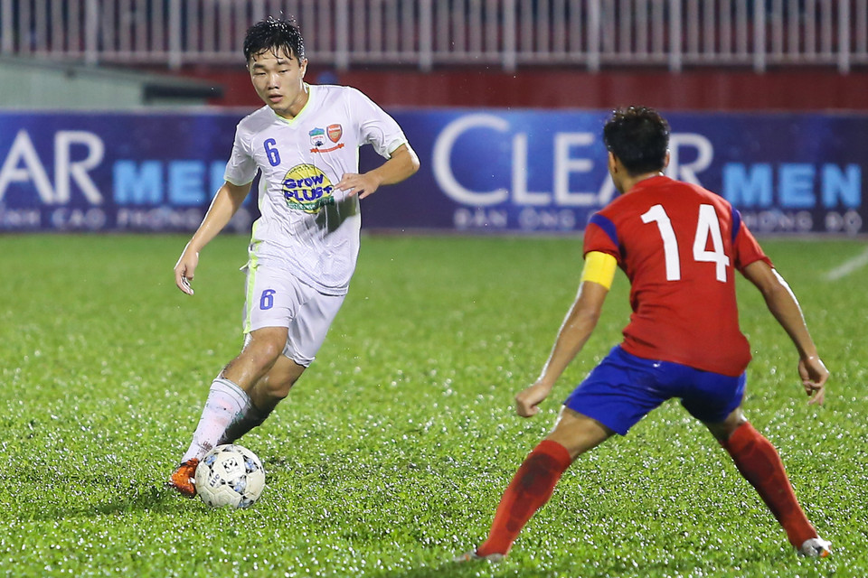 Giống ở trận vòng bảng, đội bóng phố núi nhập cuộc chủ động và nhanh chóng làm chủ trận đấu bằng sự cơ động của bộ đôi Xuân Trường (số 6) và Tuấn Anh. (Ảnh: Minh Chiến/Vietnam+)