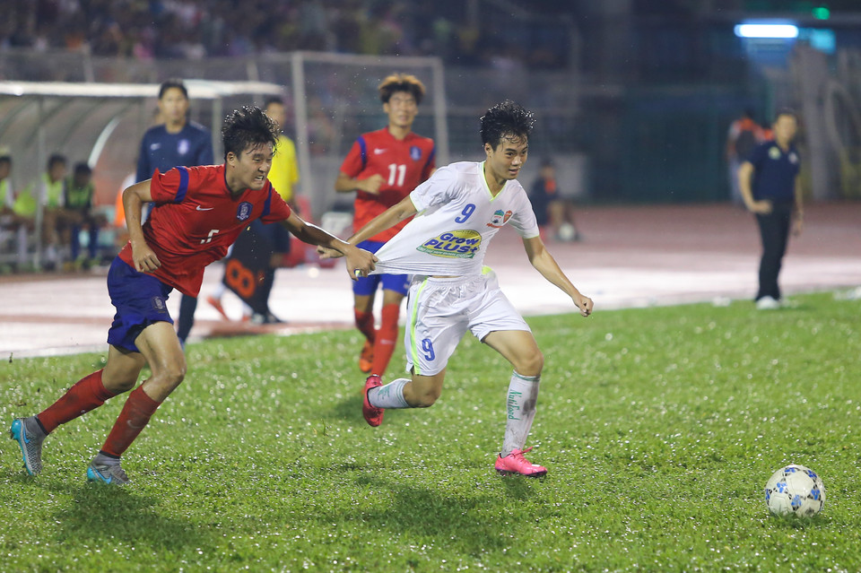 Các hậu vệ U19 Hàn Quốc càng lúc càng đuối sức và bắt đầu phải phạm lỗi liên tục với cầu thủ Hoàng Anh Gia Lai. (Ảnh: Minh Chiến/Vietnam+)