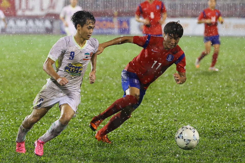 Trong một tình huống đua tốc độ như thế, Văn Toàn đã tung đường căng ngang dọn cỗ cho Công Phượng nhân đôi cách biệt. (Ảnh: Minh Chiến/Vietnam+)