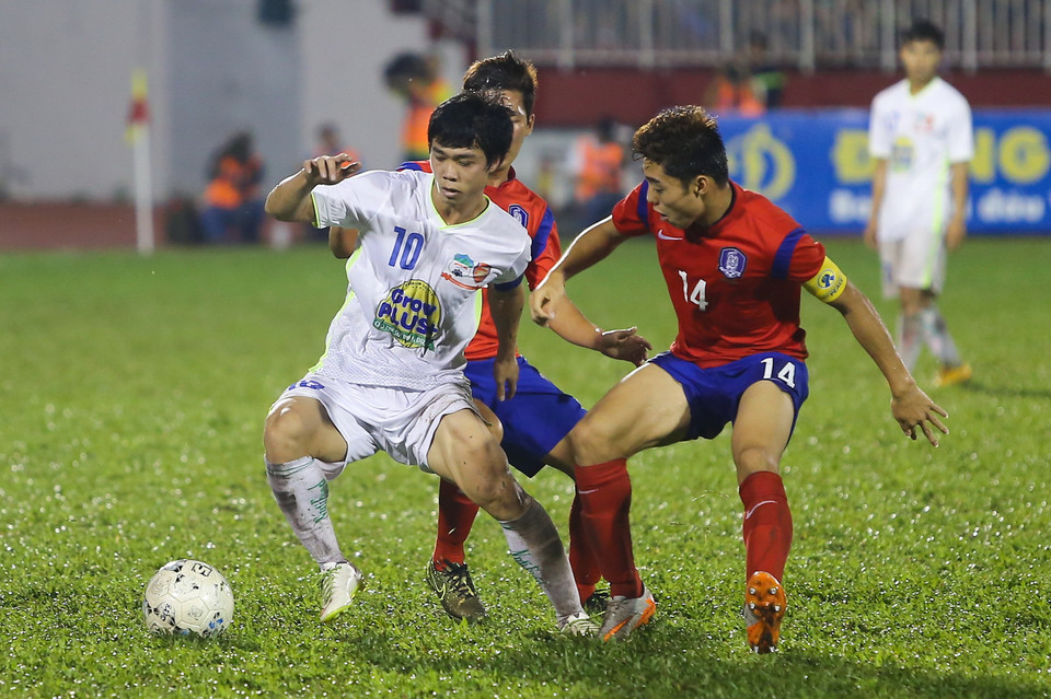 Công Phượng (số 10) và đồng đội có một trận chung kết tuyệt vời khi đánh bại đối thủ được đánh giá cao hơn là U19 Hàn Quốc với tỷ số 2-0. (Ảnh: Minh Chiến/Vietnam+) Các cầu thủ U19 Hàn Quốc đã bất lực trong nhiệm vụ ngăn chặn Công Phượng và đồng đội ở thất bại 0-2 trước U21 Hoàng Anh Gia Lai tại chung kết giải U21 quốc tế 2015 tối qua (29/11)./.