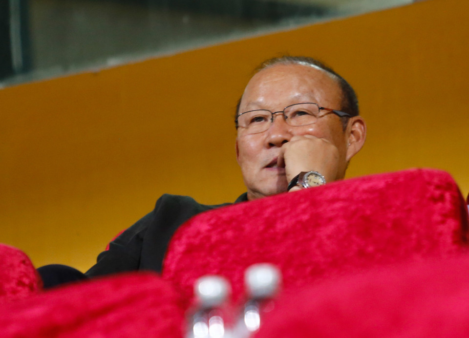 Huấn luyện viên Park Hang-seo dự khán trận đấu của Hà Nội FC và Thành phố Hồ Chí Minh trên sân Hàng Đẫy chiều ngày 5/11 trong khuôn khổ vòng 24 V-League. (Ảnh: Minh Chiến/Vietnam+)