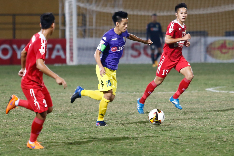 Văn Quyết (áo xanh) và các đồng đội tràn lên ngay từ những phút đầu tiên. Họ hoàn toàn làm chủ trận đấu và tạo ra hàng loạt cơ hội. (Ảnh: Minh Chiến/Vietnam+)