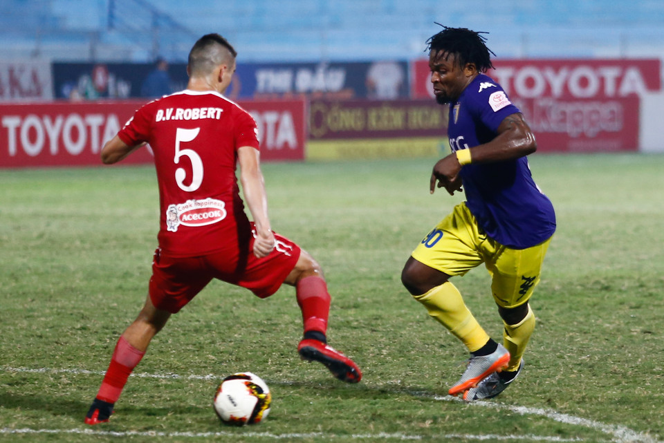 Tình huống 'xâu kim' đầy kỹ thuật của Oseni với hậu vệ đội khách ở cuối trận. Oseni cũng là người nâng tỷ số lên 3-0 cho chủ nhà. (Ảnh: Minh Chiến/Vietnam+)