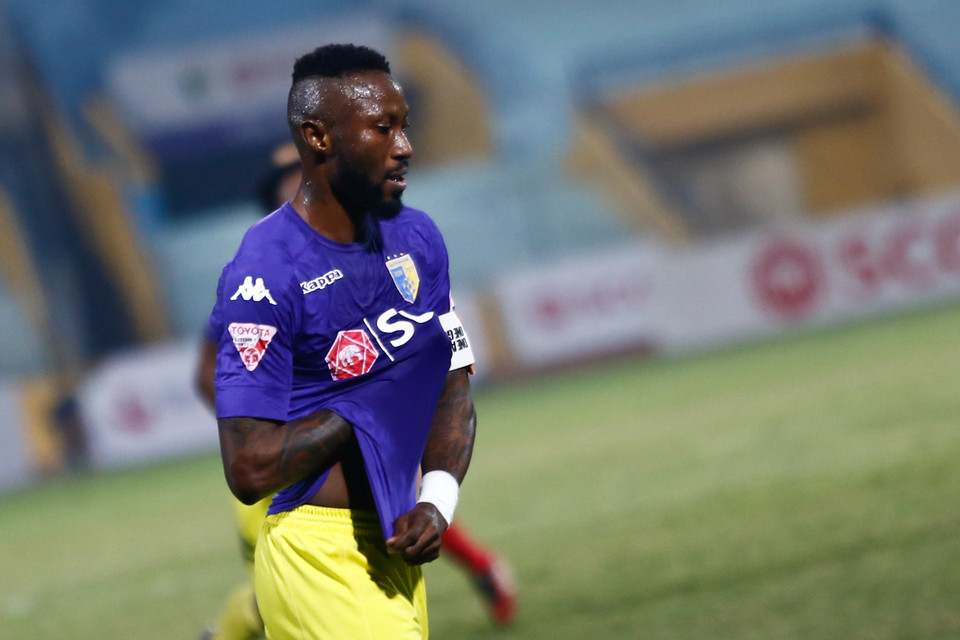 Hoàng Vũ Samson ăn mừng bình thản sau bàn thắng ấn định thắng lợi 4-0 của Hà Nội FC. (Ảnh: Minh Chiến/Vietnam+)