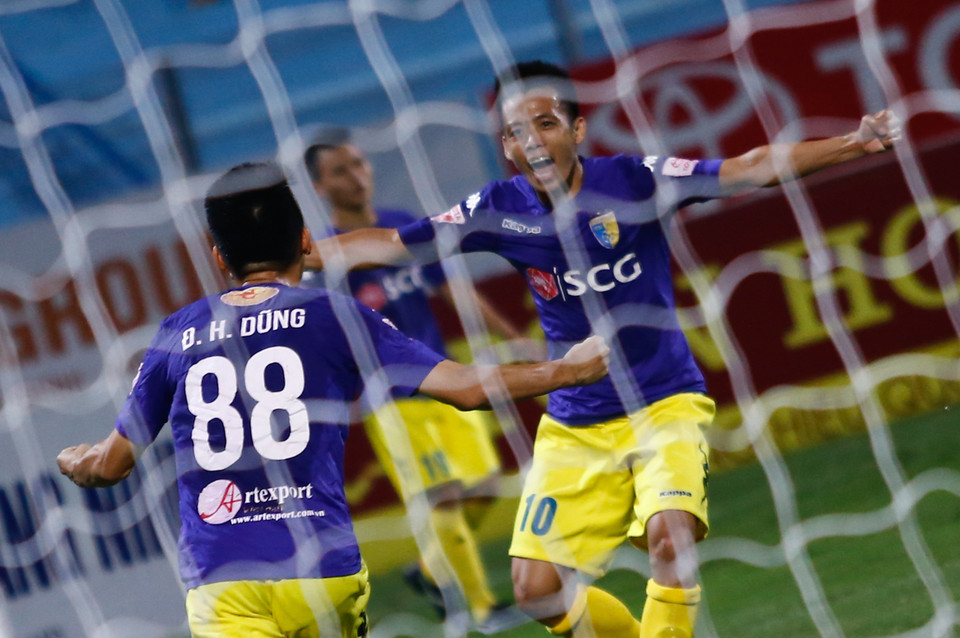 Đến phút 80, tỷ số được nhân đôi nhờ công của tiền vệ Đỗ Hùng Dũng. (Ảnh: Minh Chiến/Vietnam+)
