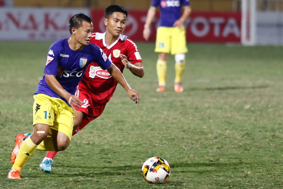 Thành Lương (áo xanh) có ít nhất hai cú sú xa nguy hiểm ở hiệp một. Các cầu thủ áo đỏ lép vế hoàn toàn trước nhà đương kim vô địch. (Ảnh: Minh Chiến/Vietnam+)