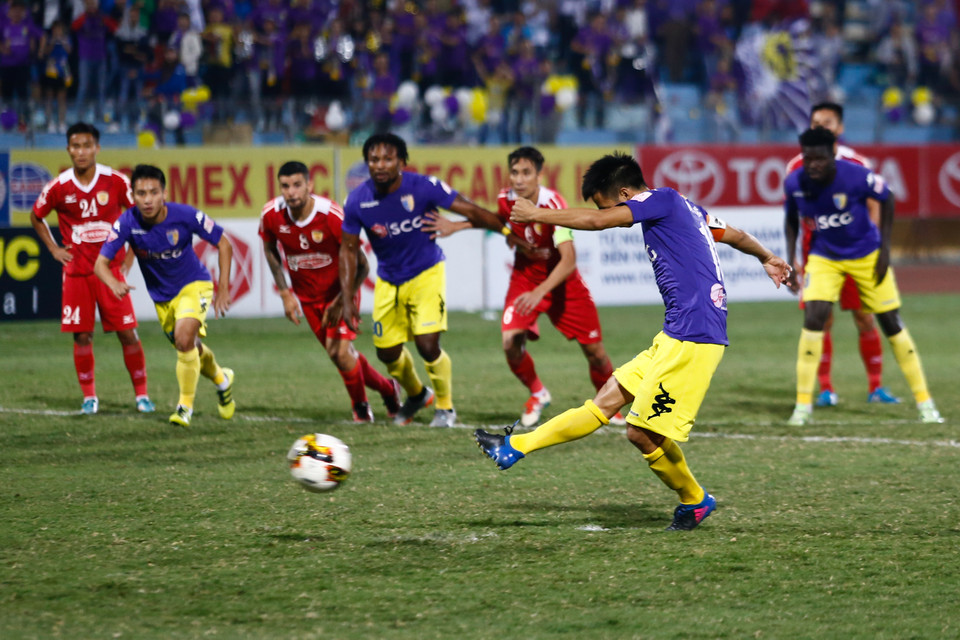 Mới tới phút 58, đội trưởng Văn Quyết mới có bàn mở tỷ số từ chấm 11 m. Đây là pha lập công thứ 8 của đội trưởng tuyển Việt Nam ở V-League mùa này. (Ảnh: Minh Chiến/Vietnam+)