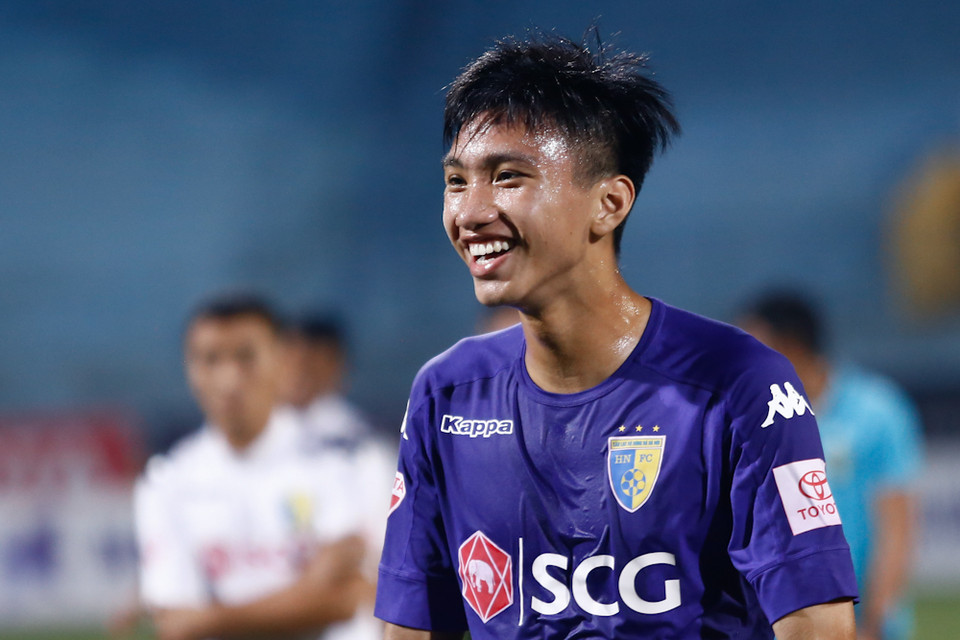 Đoàn Văn Hậu (Hà Nội FC): Đừng ngạc nhiên nếu Hà Nội FC có hai cái tên trong danh sách này bởi họ là đội bóng làm đào tạo trẻ tốt nhất V-League. Còn Đoàn Văn Hậu xứng đáng hơn tất cả. Cầu thủ 18 tuổi có một năm trong mơ khi ra mắt bốn đội tuyển, chiếm suất đá chính tại V-League và đoạt giải Cầu thủ trẻ hay nhất Đông Nam Á. (Ảnh: Minh Chiến/Vietnam+)