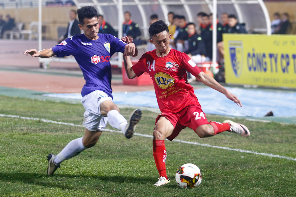 Châu Ngọc Quang (Hoàng Anh Gia Lai): Xuân Trường ra đi, Tuấn Anh chấn thương, Châu Ngọc Quang (áo đỏ) bất ngờ trở thành lựa chọn số một của tuyến giữa Hoàng Anh Gia Lai. Ghi 5 bàn, ra mắt tuyển Việt Nam, cầu thủ trẻ của lò Năng khiếu là phát hiện thú vị nhất của phố núi mùa này. (Ảnh: Minh Chiến/Vietnam+)