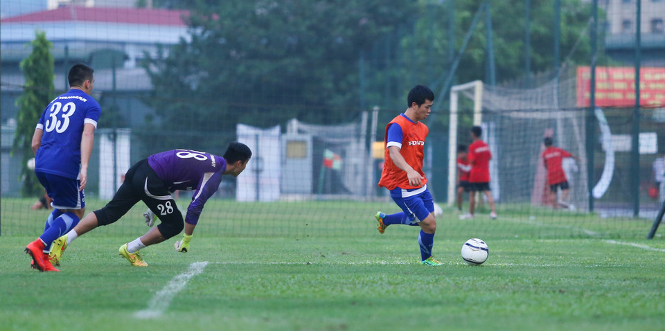 Anh có tình huống nhận bóng từ cánh trái trước khi vượt qua thủ thành Hoài Anh để ghi bàn trong buổi tập chiều qua. (Ảnh: Minh Chiến/Vietnam+)