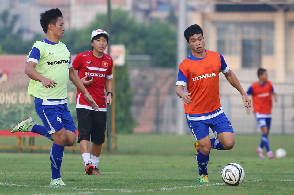 Ngôi sao của Hoàng Anh Gia Lai vẫn là một trong những cầu thủ có khả năng đột phá tốt nhất đội bóng. (Ảnh: Minh Chiến/Vietnam+) Công Phượng có một pha đi bóng đẳng cấp trong buổi tập hôm qua của tuyển Việt Nam khi anh khéo léo vượt qua thủ thành trẻ Hoài Anh để ghi bàn. Huấn luyện viên Toshiya Miura đã phải xoa tay hài lòng với bàn thắng này. Tuyển Việt Nam đã trở lại tập luyện chiều qua (4/10) tại sân Trung tâm đào tạo trẻ Liên đoàn bóng đá Việt Nam (VFF). Công Phượng tiếp tục gây ấn tượng trong bài tập đối kháng khi có tình huống nhận bóng từ biên, vượt qua thủ môn trước khi ghi bàn./.