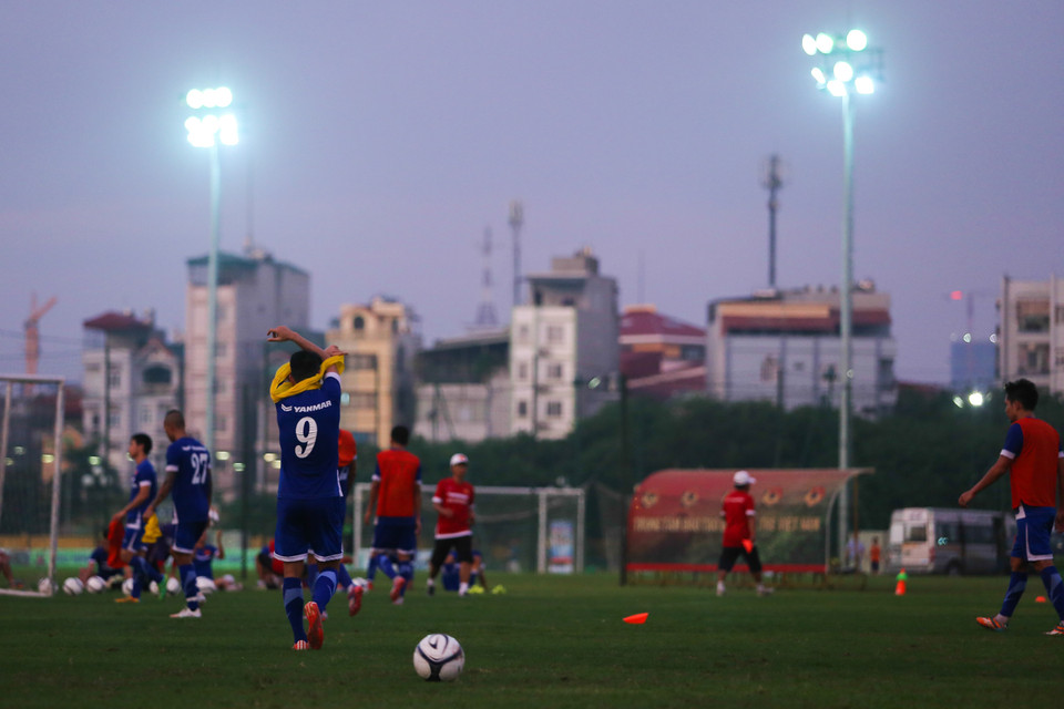 Sân tập của VFF bị tối khá sớm. Các cầu thủ thậm chí phải tập thả lỏng trong bóng đêm dày đặc do dàn đèn không được trang bị đầy đủ. (Ảnh: Minh Chiến/Vietnam+)