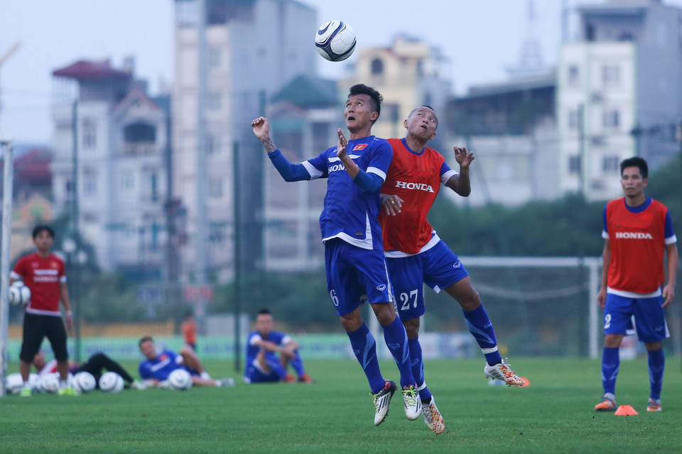 Mai Tiến Thành (áo xanh) và Khánh Lâm sẽ phải cạnh tranh dữ dội cho một suất tiền vệ phòng ngự của đội tuyển. (Ảnh: Minh Chiến/Vietnam+)