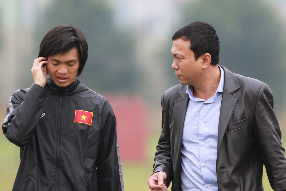 Phó chủ tịch Liên đoàn bóng đá Việt Nam Trần Quốc Tuấn cũng dành sự quan tâm đặc biệt tới tiền vệ trẻ. (Ảnh: Minh Chiến/Vietnam+)