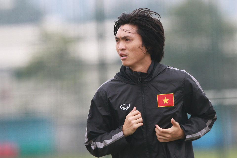 Tuấn Anh đã có buổi tập đầu tiên với U23 Việt Nam sáng nay. Anh từng thổ lộ mình muốn trở lại cùng đội bóng “sớm nhất có thể”. (Ảnh: Minh Chiến/Vietnam+) Tiền vệ Nguyễn Tuấn Anh của Hoàng Anh Gia Lai đã có buổi tập đầu tiên với U23 Việt Nam vào sáng nay (9/12) sau chuyến thử việc từ Nhật Bản. Buổi tập đầu tiên của Tuấn Anh đã thu hút rất đông các báo đài tới tham dự. Các đồng đội cũng dành nhiều sự chú ý cho Tuấn Anh. Ai cũng muốn hỏi thăm “Ronaldinho Việt Nam” về thời gian thử việc ở xứ sở hoa anh đào./.