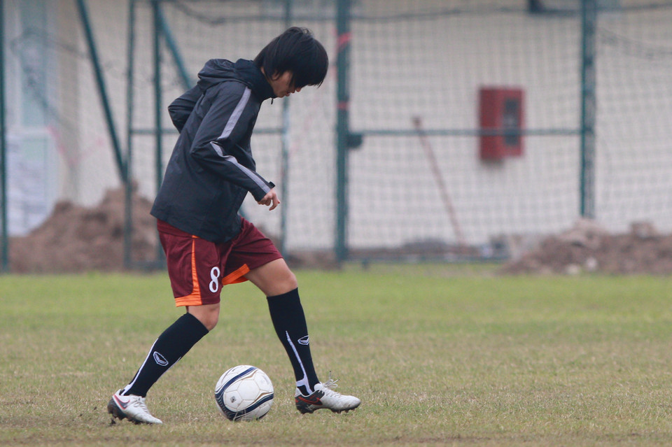 Về phần mình, Tuấn Anh chỉ miệt mài tập luyện. Thời gian gần đây, anh đang cố gắng tập để hoàn thiện kỹ thuật “rabona”. (Ảnh: Minh Chiến/Vietnam+)
