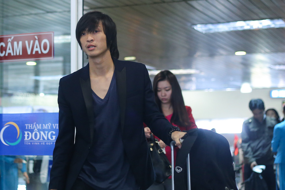 Tuấn Anh trở về Nội Bài sau hai chuyến bay liên tục từ Nhật Bản về Thành phố Hồ Chí Minh trước khi quá cảnh ra Hà Nội. Hành trình dài khoảng 12 tiếng đã thực sự khiến Tuấn Anh mệt mỏi. (Ảnh: Minh Chiến/Vietnam+)