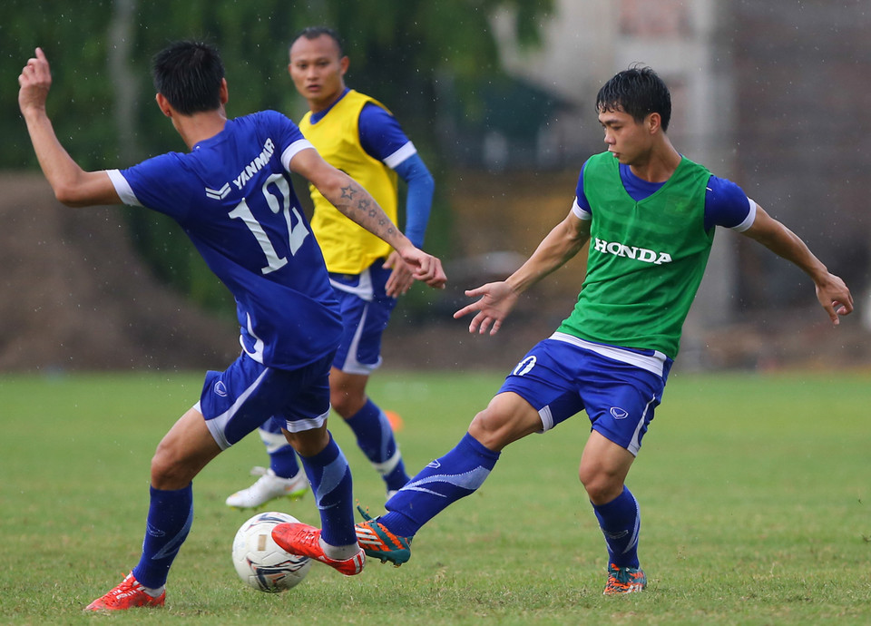 Công Phượng (áo xanh) và các đồng đội vẫn có một buổi chiều tập luyện mệt nhoài. (Ảnh: Lê Hải/Vietnam+)