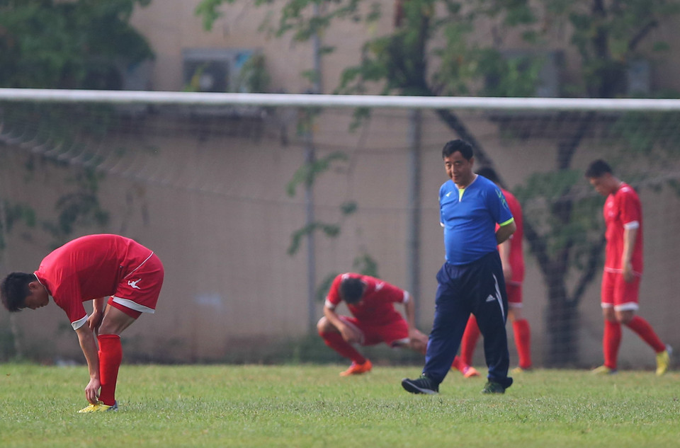Ít phút sau khi tuyển Việt Nam tập, tuyển Triều Tiên đã yêu cầu phong tỏa sân tập và từ chối mọi tiếp xúc với truyền thông. (Ảnh: Lê Hải/Vietnam+)
