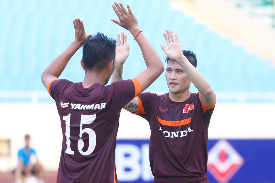 Công Vinh và Hải Anh là hai nhân vật chính trong thắng lợi 3-0 của tuyển Việt Nam trước U23 Việt Nam chiều tối qua. (Ảnh: Minh Chiến/Vietnam+) Công Vinh và các đồng đội ở tuyển Việt Nam đã tỏ ra quá vượt trội đàn em U23 Việt Nam và dễ dàng giành thắng lợi 3-0 trước đối thủ trong trận đấu tập chiều tối qua (10/5).