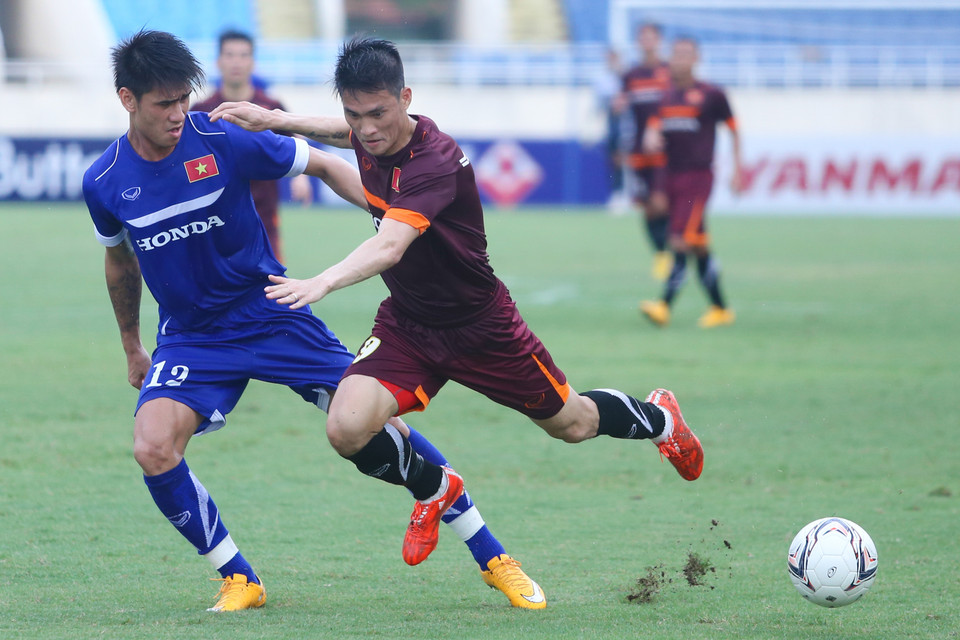 Đinh Tiến Thành chơi khá tốt cho U23 Việt Nam khi nhiều lần ngăn chặn được Công Vinh. (Ảnh: Minh Chiến/Vietnam+)