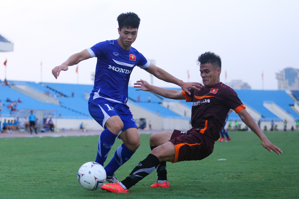 “Máy quét” tân binh Vương Quốc Trung thể hiện sở trường của mình trong việc "bắt chết" cầu thủ sáng tạo của đối phương. (Ảnh: Minh Chiến/Vietnam+)