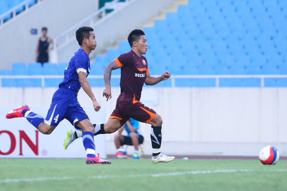 Đức Lương cũng là người mắc lỗi trực tiếp trong cú xoạc bóng nhằm vào Quang Hải dẫn tới quả phạt đền cho tuyển Việt Nam. (Ảnh: Minh Chiến/Vietnam+)