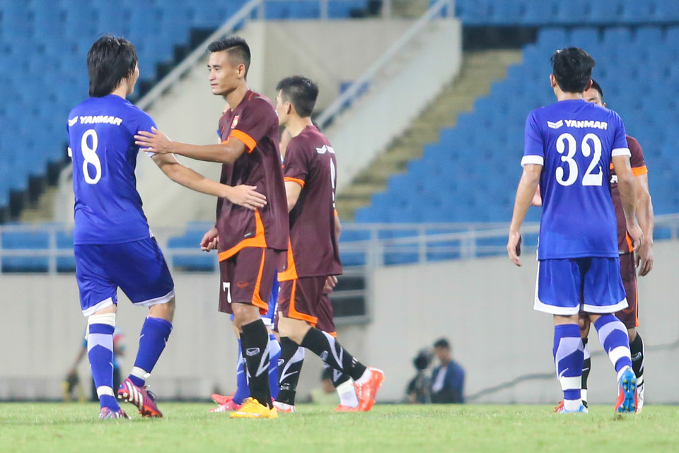 Vũ Minh Tuấn an ủi Tuấn Anh (số 8) sau thắng lợi 3-0 của tuyển Việt Nam trước U23. (Ảnh: Minh Chiến/Vietnam+)