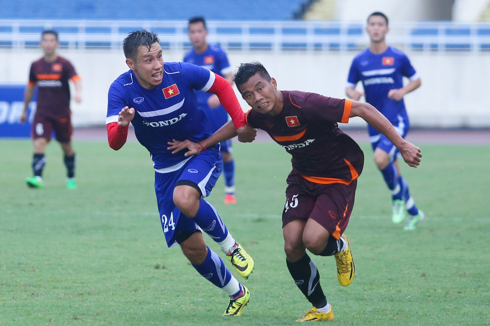 U23 Việt Nam được bổ sung thêm Michal Nguyễn (áo xanh) và Đinh Tiến Thành cho hàng thủ ở trận này. Nhưng từng ấy sự hỗ trợ từ ông Toshiya Miura vẫn là chưa đủ. (Ảnh: Minh Chiến/Vietnam+)