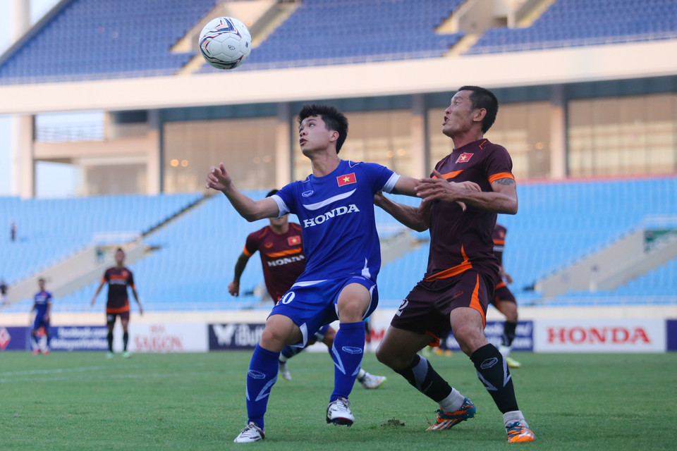 Công Phượng được đá chính từ đầu nhưng bị kèm rất chặt bởi trung vệ Chí Công của tuyển Việt Nam. (Ảnh: Minh Chiến/Vietnam+)