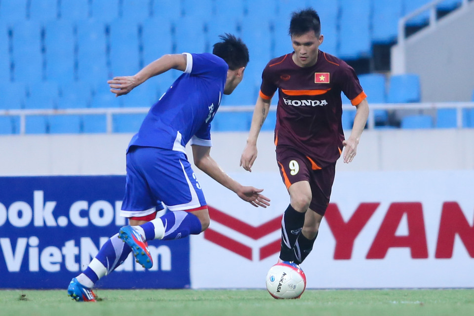 Công Vinh có pha thoát xuống và nhân đôi cách biệt ở phút 45. (Ảnh: Minh Chiến/Vietnam+)
