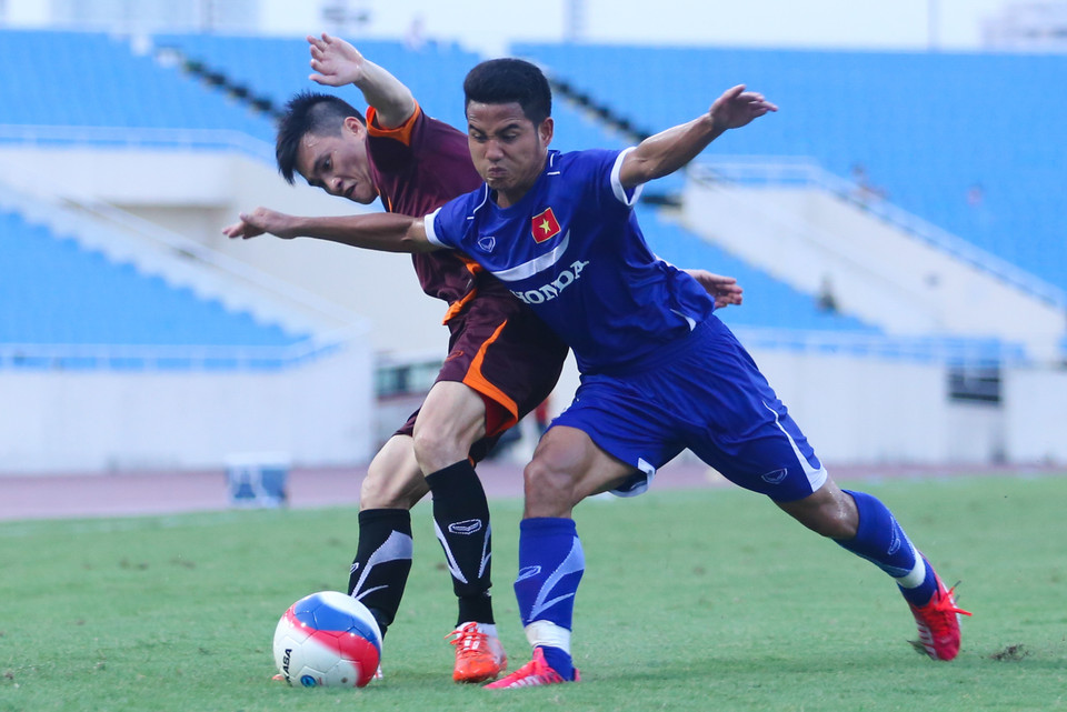 Số 9 của tuyển Việt Nam đối đầu trực tiếp với Đức Lương ở cánh trái hàng thủ U23. Anh đã gây rất nhiều khó khăn cho hậu vệ trẻ này. (Ảnh: Minh Chiến/Vietnam+)