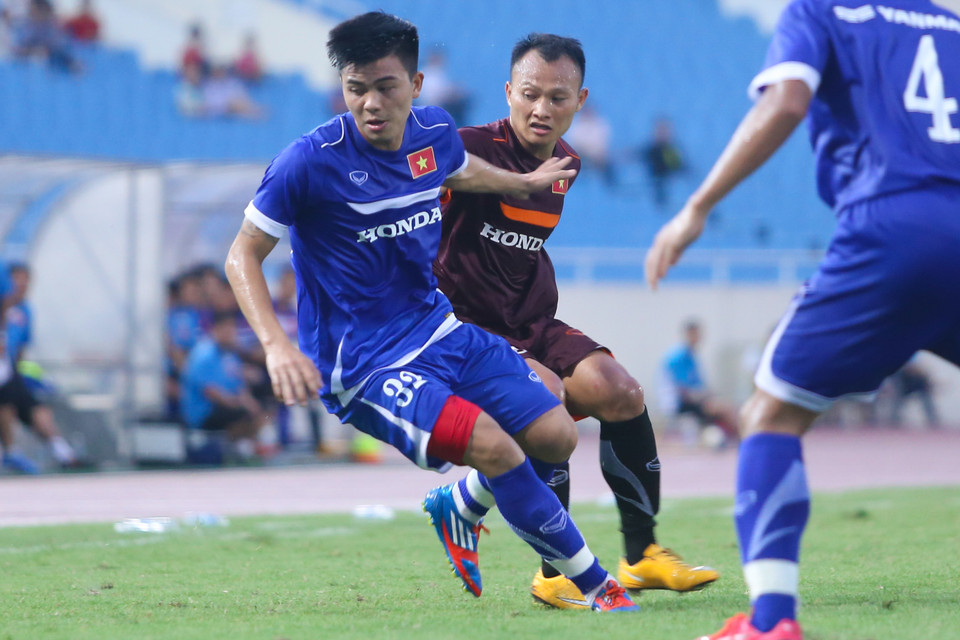 Hàng thủ U23 Việt Nam chỉ bắt đầu chơi khá hơn khi Mạnh Hùng (số 32) vào sân. Trung vệ của Sông Lam Nghệ An đang trưởng thành rất nhanh. (Ảnh: Minh Chiến/Vietnam+)