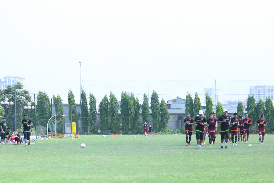 Dù vậy, huấn luyện viên Miura vẫn tỏ ra thích nghi rất tốt với khí hậu. Trong bài chạy thả lỏng, ông Miura luôn chạy những vòng sân rộng hơn hẳn các cầu thủ. (Ảnh: Minh Chiến/Vietnam+)