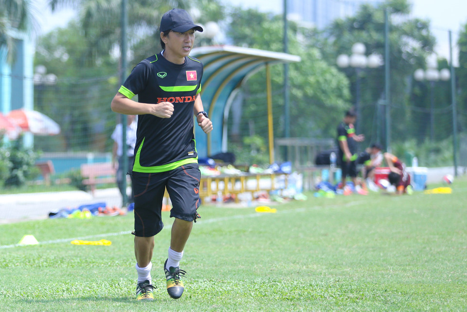 Ở tuổi 51, ông Miura cũng vẫn bỏ ra 1 tới 2 tiếng để tập yoga và gym mỗi ngày. Chiến lược gia người Nhật Bản cũng đang phải làm việc với hai đội tuyển. Đó là một cường độ lao động mà không cầu thủ nào đạt tới. (Ảnh: Minh Chiến/Vietnam+)