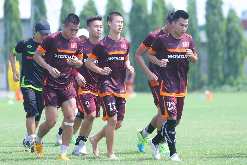 Buổi tập sáng hôm qua của U23 Việt Nam đã phải kết thúc sớm chỉ sau hơn 1 giờ do cái nắng gay gắt ở Hà Nội. (Ảnh: Minh Chiến/Vietnam+)