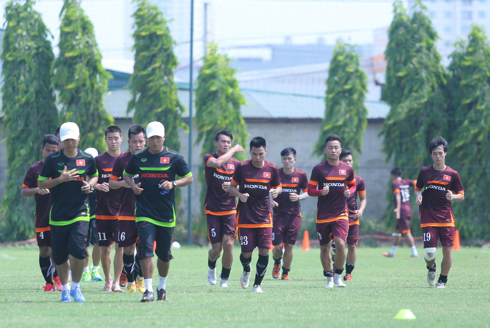 Ở đợt tập trung này, huấn luyện viên Miura đã giảm nhẹ giáo án tập luyện nhưng sự mệt mỏi vẫn là rất lớn do thời tiết khắc nghiệt của Hà Nội. (Ảnh: Minh Chiến/Vietnam+)