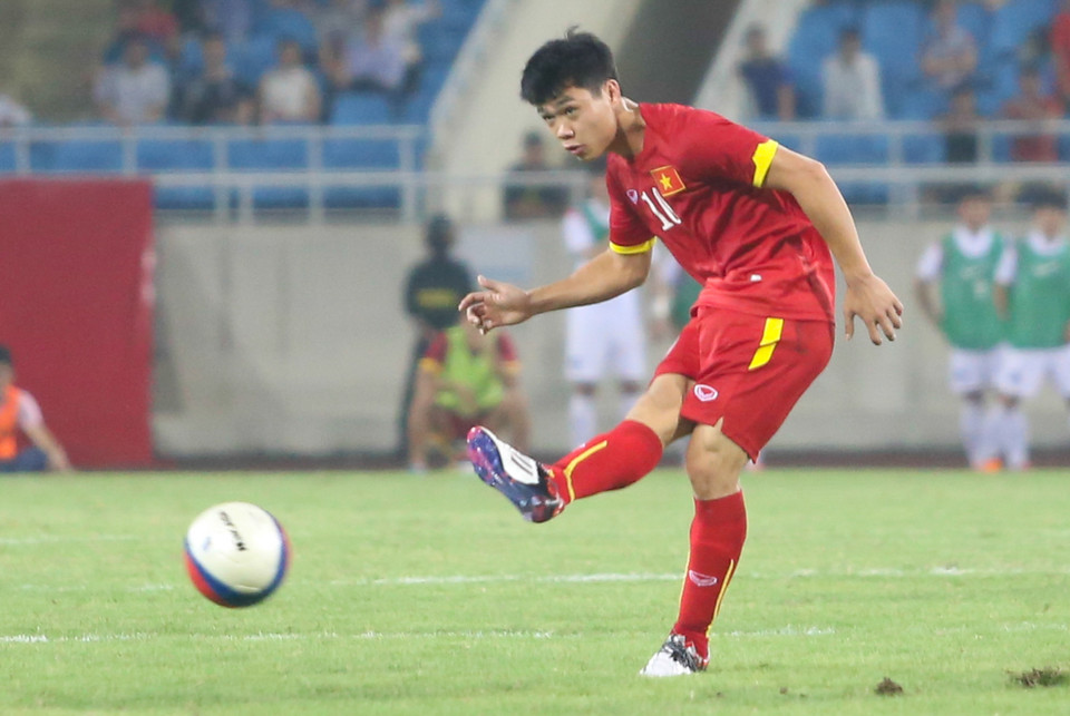 Nhưng Công Phượng lại kiến tạo tốt hơn hẳn. Gần 50 phút có mặt, anh tung ra hai đường chuyền chết chóc. Nếu Mạc Hồng Quân nhanh hơn một chút, U23 Việt Nam đã có bàn thắng. (Ảnh: Minh Chiến/Vietnam+)