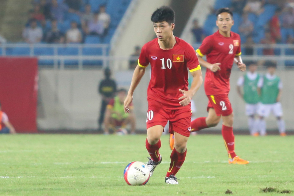 Chấn thương của Phi Sơn đưa Công Phượng vào sân ngay trong hiệp một. Anh có nhiều hơn đàn anh vài phút thể hiện mình. (Ảnh: Minh Chiến/Vietnam+)