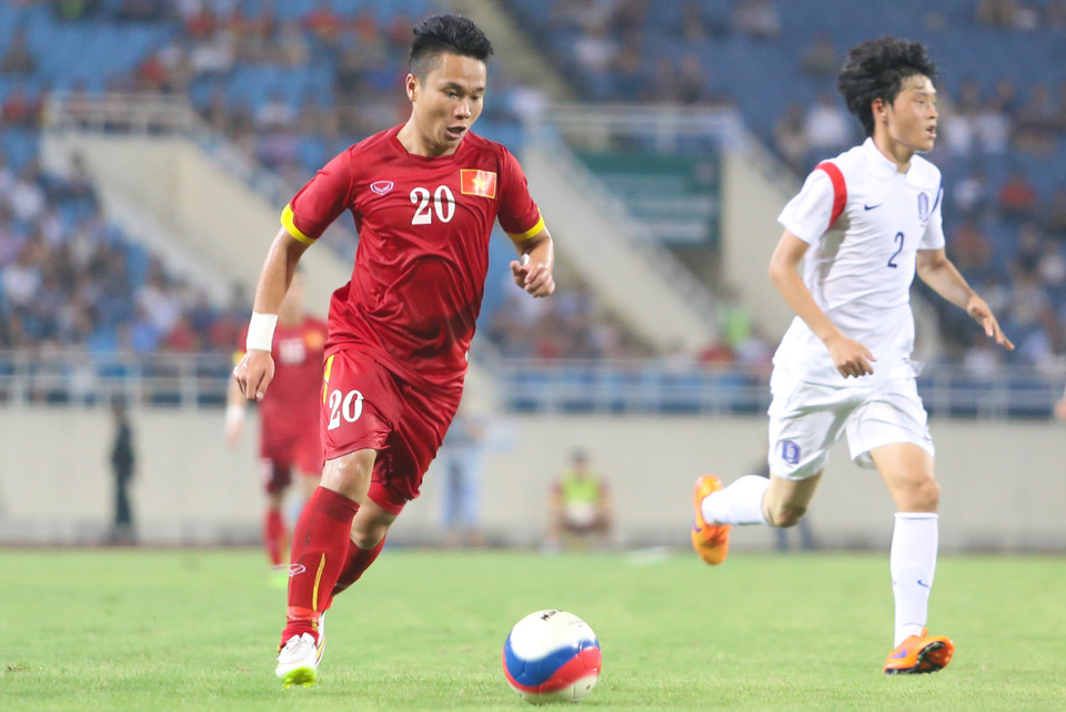 Tuy nhiên, Phi Sơn không để lại các đường chuyền hoặc cú sút hay ở hiệp đấu này. Anh bị chấn thương và phải rời sân ở phút 44. (Ảnh: Minh Chiến/Vietnam+)