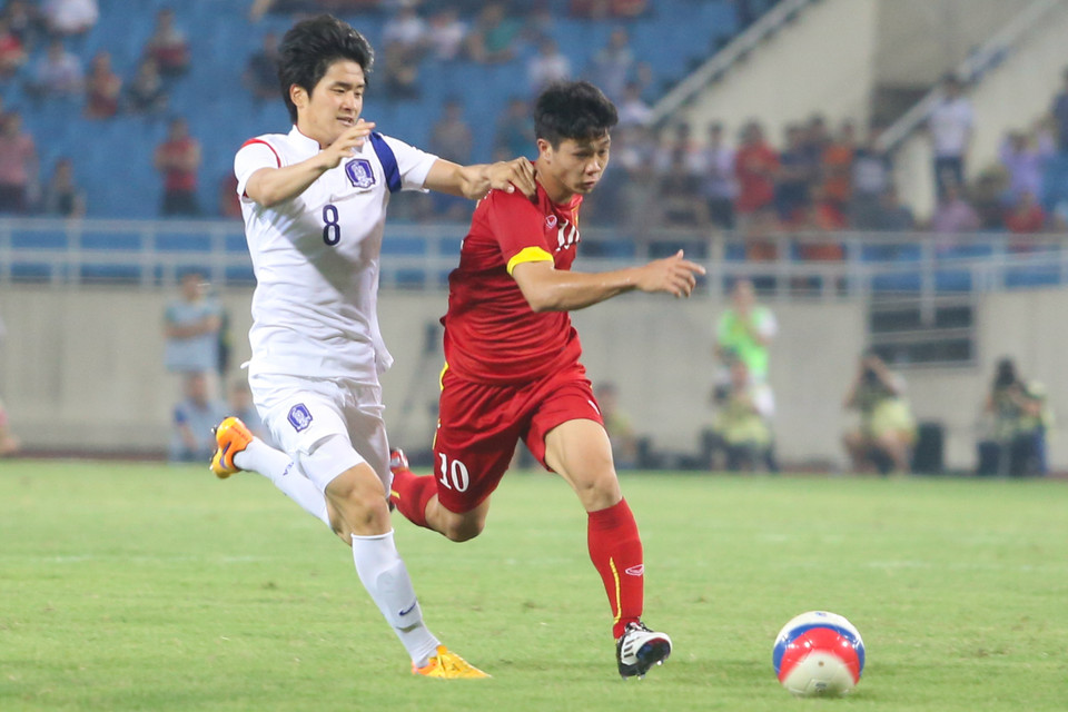 So với Phi Sơn, Công Phượng đột phá không tốt bằng. Anh yếu hơn về thể lực và không bứt được lên so với các hậu vệ U23 Hàn Quốc, thường xuyên bị đối phương đuổi kịp từ phía sau. (Ảnh: Minh Chiến/Vietnam+)