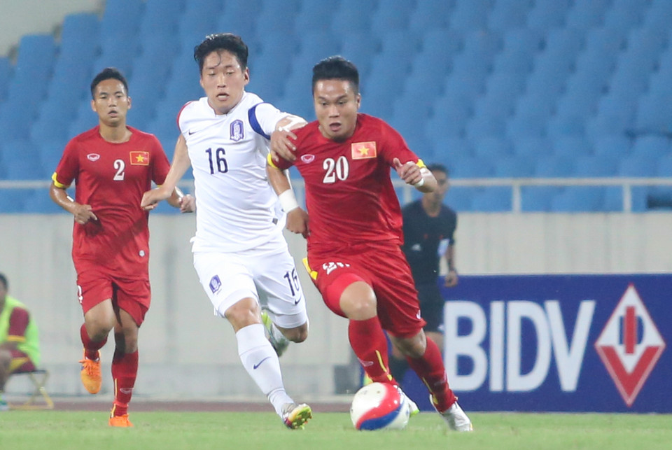 Tiền vệ của Sông Lam Nghệ An có nhiều pha đột phá tốt trong hiệp một. Anh mạnh mẽ hơn, tốc độ hơn Công Phượng. (Ảnh: Minh Chiến/Vietnam+)