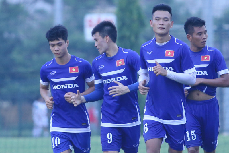 Suốt quãng thời gian chạy thả lỏng, Công Vinh và Phượng chỉ nói chuyện với nhau mà không để ý gì tới các đồng đội khác. (Ảnh: Minh Chiến/Vietnam+)