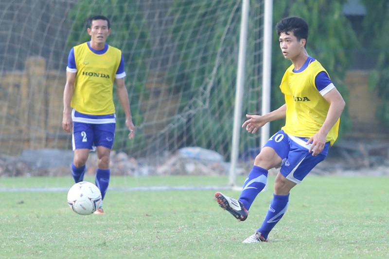 Số 10 tiếp tục gây ấn tượng tốt với nhiều đường chuyền sắc sảo. Anh vẫn được đá ở vị trí “số 10” quen thuộc nhưng không cùng đội với Văn Quyết. (Ảnh: Minh Chiến/Vietnam+)