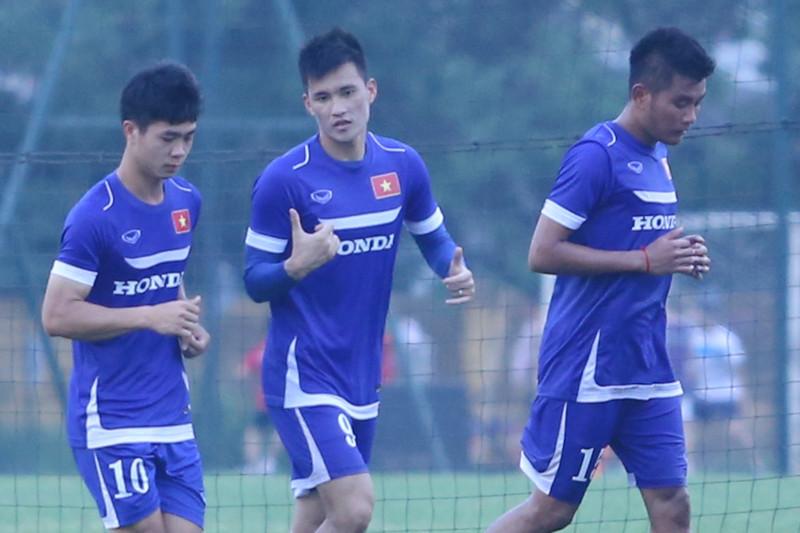 Số 9 của tuyển Việt Nam hơn Công Phượng tới 10 tuổi. Anh cũng thường xuyên trao đổi kinh nghiệm và giúp đỡ các đàn em ở mọi đội bóng mình tới thi đấu. (Ảnh: Minh Chiến/Vietnam+)