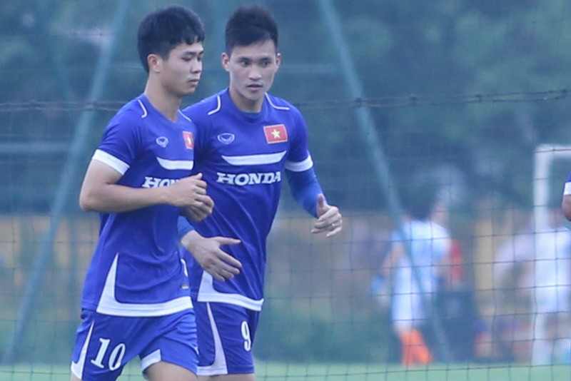 Công Vinh và Công Phượng trao đổi khá nhiều với nhau trong buổi tập chiều qua của đội tuyển Việt Nam. (Ảnh: Minh Chiến/Vietnam+)