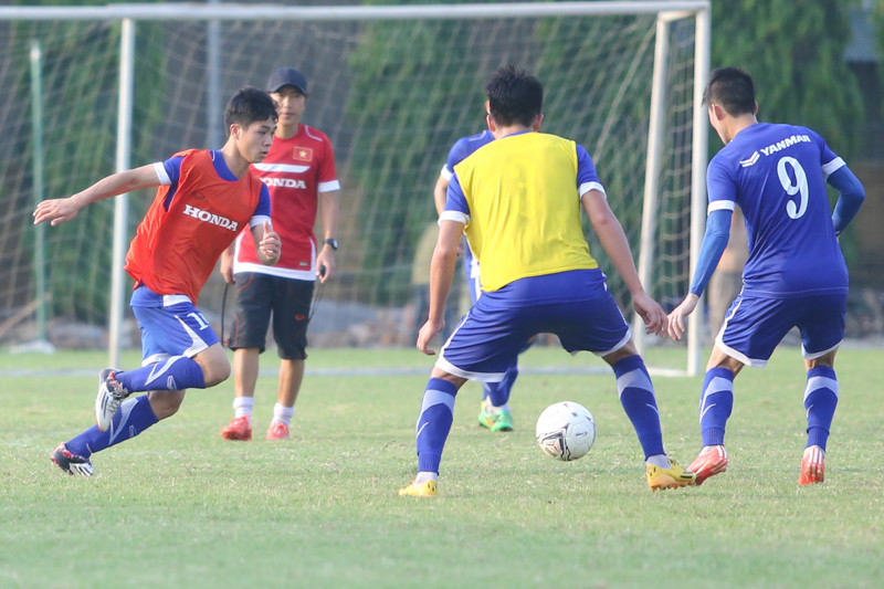 Ông Miura cũng thích bố trí Công Phượng vào vị trí cầu thủ trung gian - người thi đấu và kiến tạo cho cả hai đội bóng trong buổi tập. (Ảnh: Minh Chiến/Vietnam+)