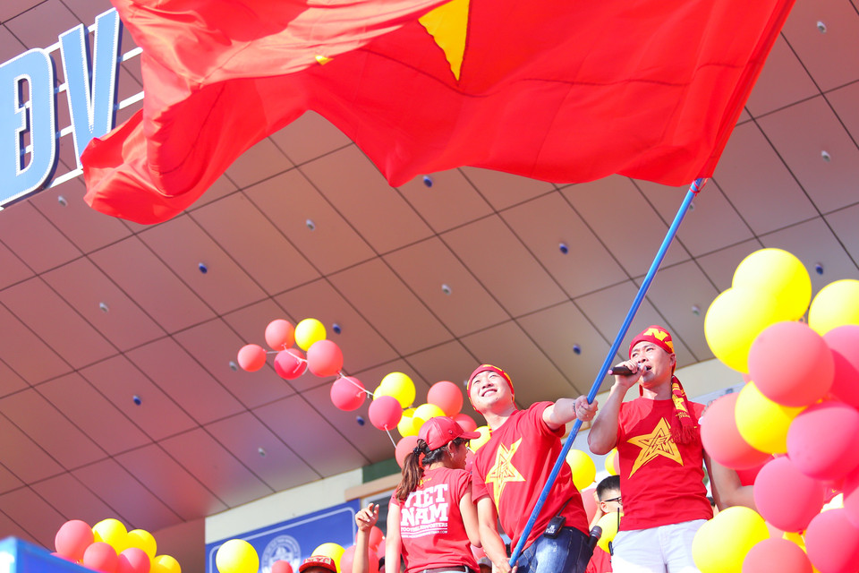 Ban điều hành hội cổ động viên là trung tâm truyền lửa cho khán đài Cẩm Phả. (Ảnh: Minh Chiến/Vietnam+)